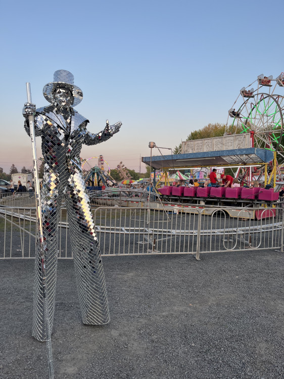 Mirror Man walk around 3x40 minutes (stilts and standard hei Mirror Man walk around 3x40 minutes (stilts and standard hei